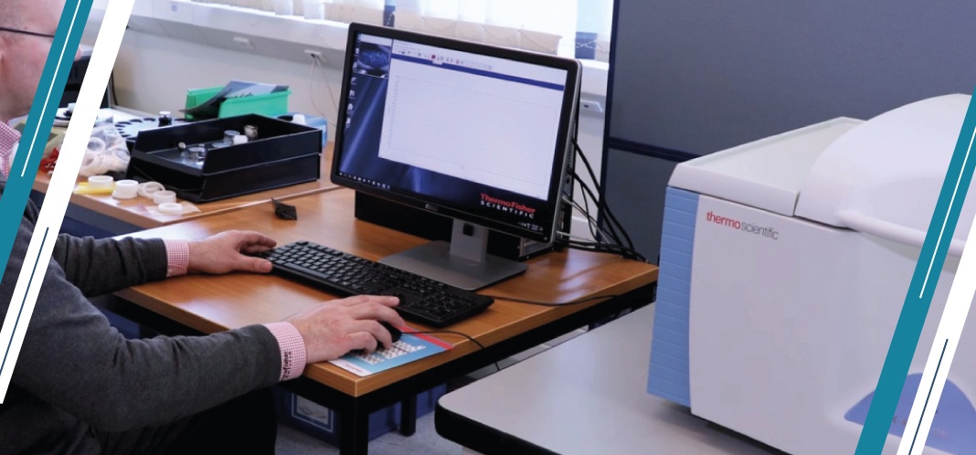 Computadora y equipo de laboratorio.